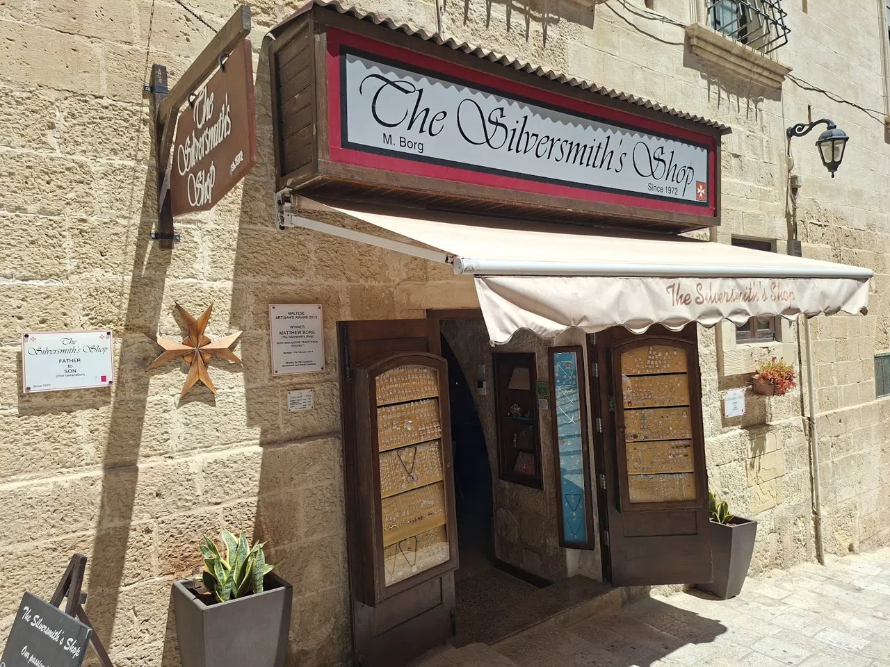 Vad du ska köpa i Valletta – från filigranbänkar till vintage-mässing